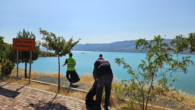 Elazığ İl Özel İdaresi tarafındah Hazar Gölü çevresinde temizlik çalışması yapıldı