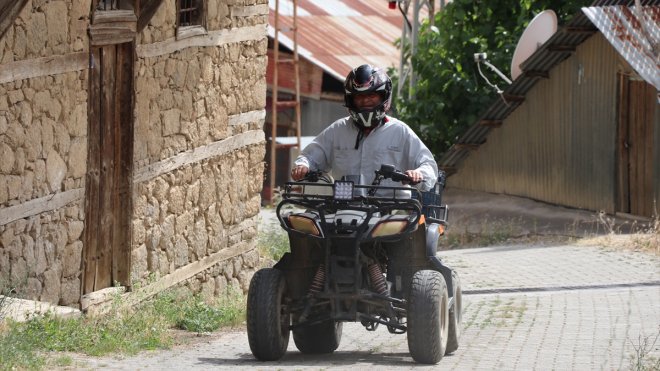 Erzincan'da 40 yıllık muhtar "Şükrü dede" köyün işlerine ATV'siyle yetişiyor