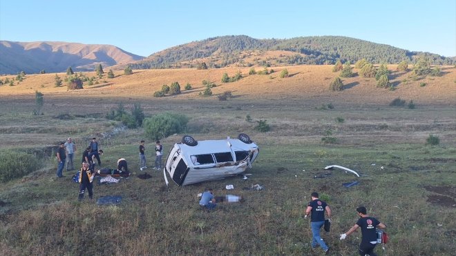 Erzincan'da minibüs devrildi, 1 kişi öldü, 6 kişi yaralandı