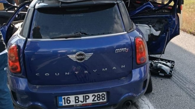 Erzincan'da tıra çarpan otomobildeki avukat öldü, bebeği ağır yaralandı