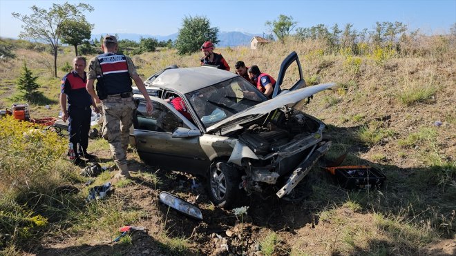 Erzincan'da devrilen araçta sıkışan 4 kişiyi itfaiye kurtardı