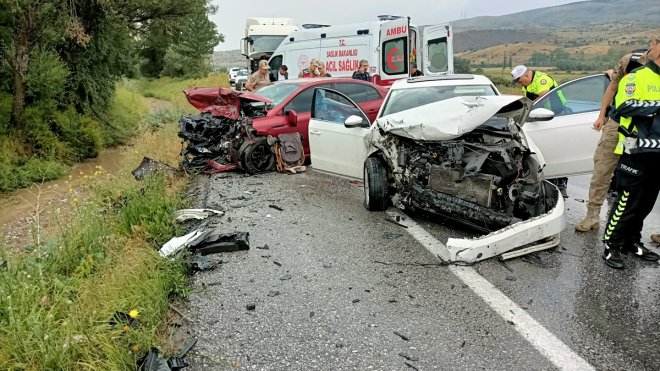 Erzincan'da iki otomobilin çarpışması sonucu 8 kişi yaralandı