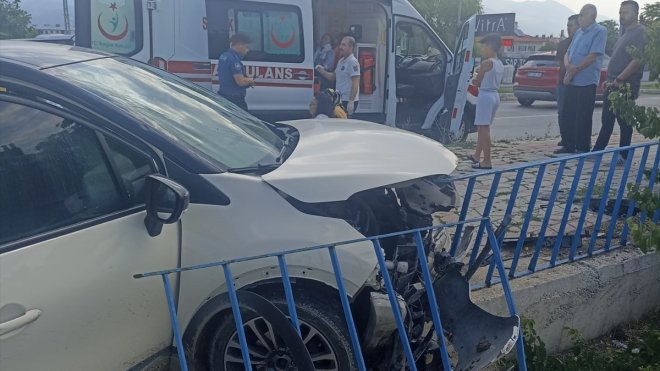 Erzincan'da otomobil ile hafif ticari araç çarpıştı, 7 kişi yaralandı