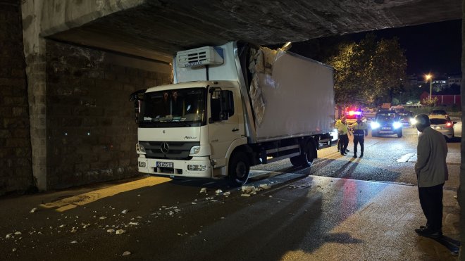 Erzurum'da alt geçitte sıkışan kamyondaki 2 kişi yaralandı