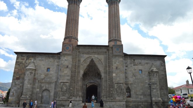 Çifte Minareli Medrese'de 'Milletin Zaferi' temalı fotoğraf sergisi açıldı