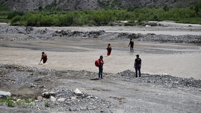 Erzurum'da aracın akarsuya düşmesi sonucu kaybolan bebeği arama çalışmaları sürüyor