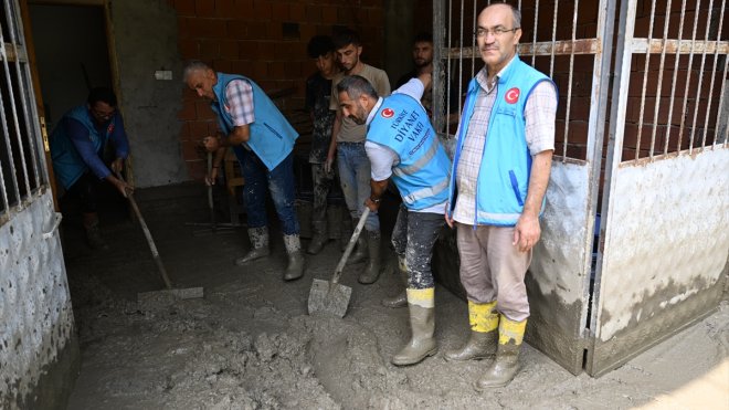 Erzurum'da din görevlileri selden etkilenen mahalle sakinlerine destek oluyor