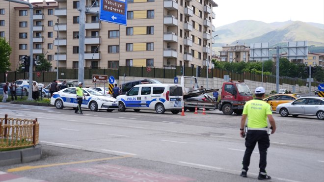 Erzurum'da hafif ticari araç ile otomobilin çarpıştığı kazada 8 kişi yaralandı