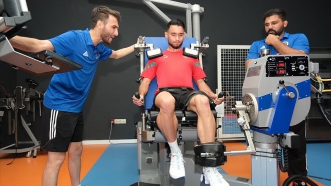 Erzurum'da kamp yapan futbolcular performans ölçüm merkezinde testlerden geçiyor