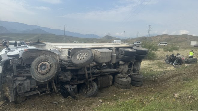 Erzurum'da otomobille kamyon çarpıştı, 3 kişi yaralandı