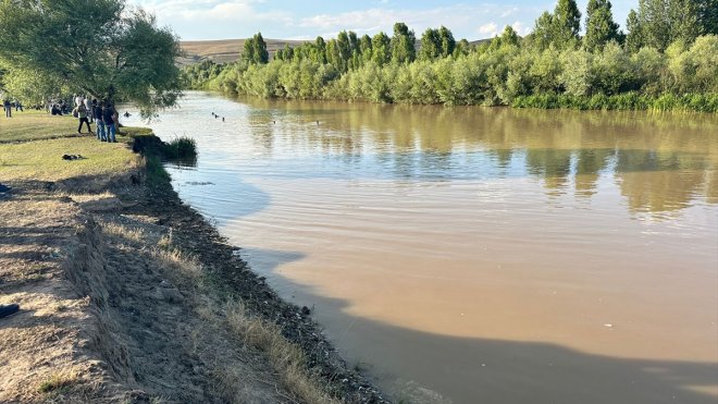 Erzurum'da nehre giren çocuklardan biri boğuldu, biri kayboldu