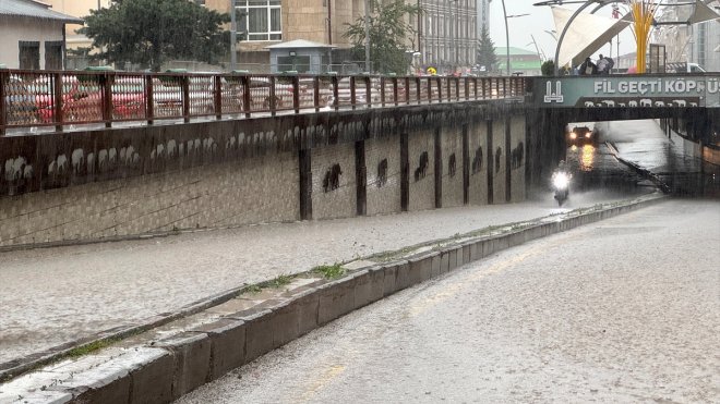 Erzurum'da sağanak nedeniyle evleri su bastı, araçlar yolda mahsur kaldı