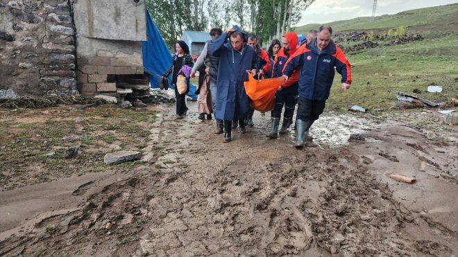 Erzurum'da tarım arazileri ve evlerin zarar gördüğü selde 4 kişi yaralandı