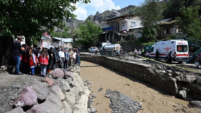 Erzurum Valisi Mustafa Çiftçi, selden etkilenen mahallelerdeki incelemelerini sürdürdü