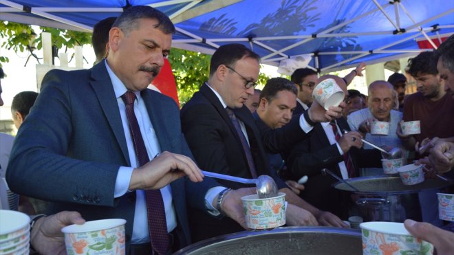 Erzurum'da vatandaşlara aşure ikram edildi