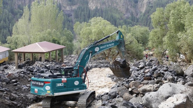 Erzurum kırsalında sel nedeniyle ev ve ahırlar yıkıldı, araçlar zarar gördü