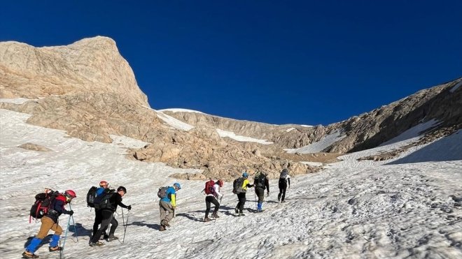 Hakkari'de 25 dağcı Uludoruk'ta zirve yaptı