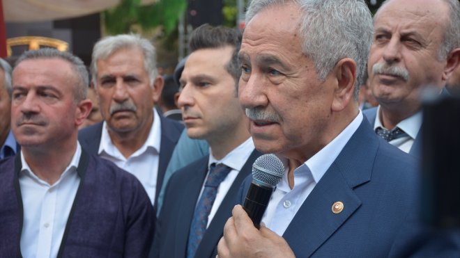 Eski TBMM Başkanı Bülent Arınç, Hakkari'de düğüne katıldı