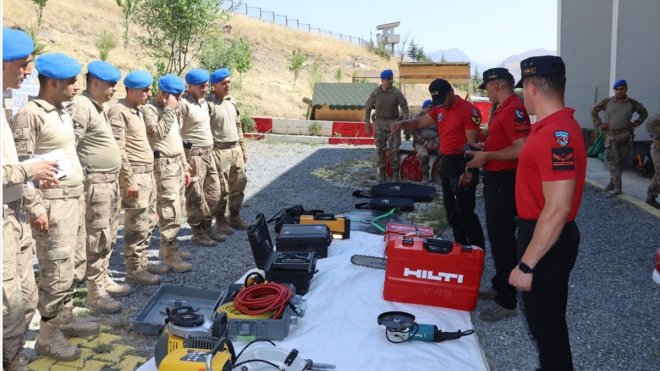 Hakkari'de jandarma personeline arama kurtarma eğitimi verildi