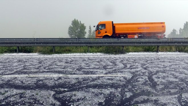 Kars, dolu yağışıyla beyaza büründü