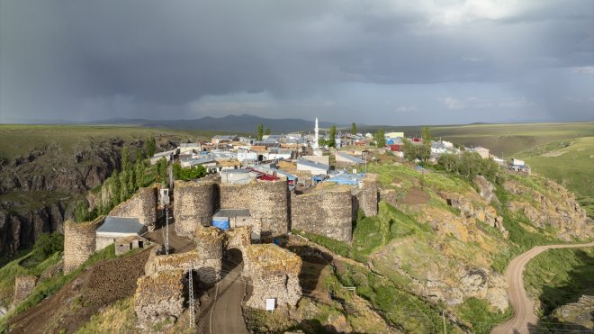 Kars'taki 'kale köy' yıllardır Tunçkaya köyü sakinlerini ağırlıyor