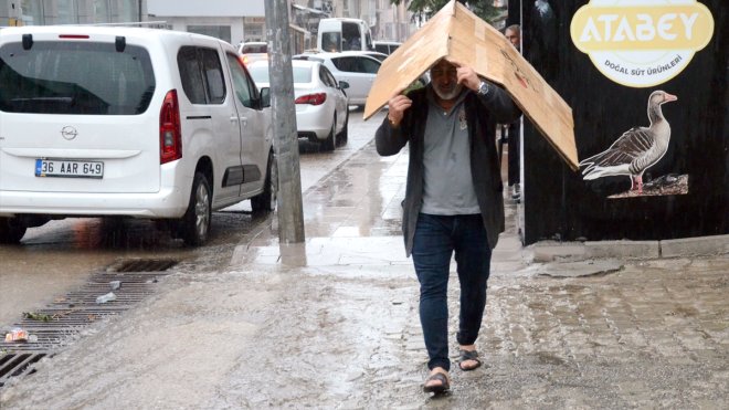 Kars'ta sağanak nedeniyle bazı ev ve odunlukları su bastı