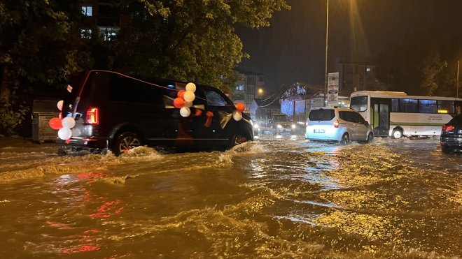 Kars'ta sağanak su baskınlarına neden oldu