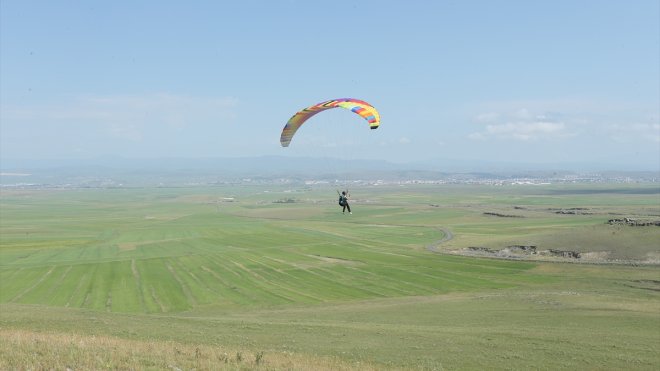 Kars'ın yamaç paraşütü pilotları şehre yeni bir soluk getiriyor