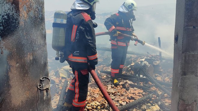 Malatya'da bir binanın çatısında çıkan yangın söndürüldü