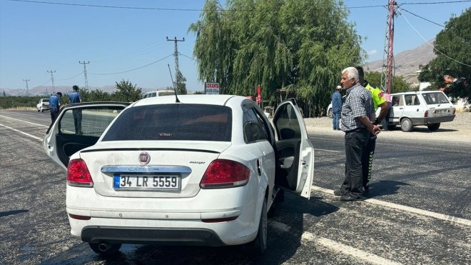 Malatya'da hafif ticari araç ile otomobilin çarpıştığı kazada 6 kişi yaralandı