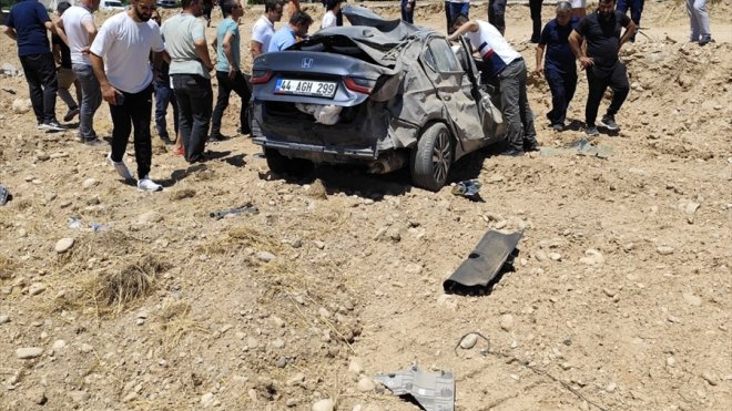 Malatya'da şarampole devrilen otomobilin sürücüsü yaralandı