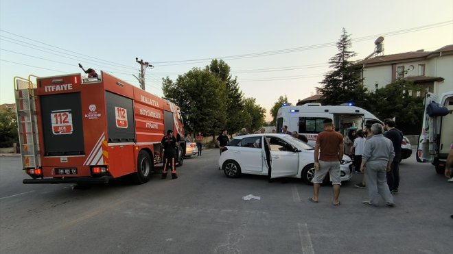 Malatya'da iki otomobilin çarpışması sonucu 5 kişi yaralandı