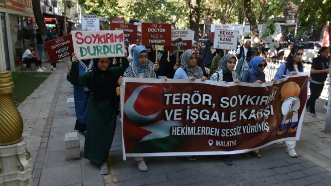 Malatya'da sağlık çalışanları İsrail'in Filistin'e yönelik saldırılarını protesto etti