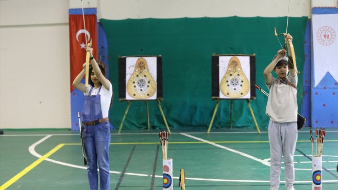 Muş'ta geleneksel okçulukta geleceğin 'Mete Gazoz'ları yetişiyor