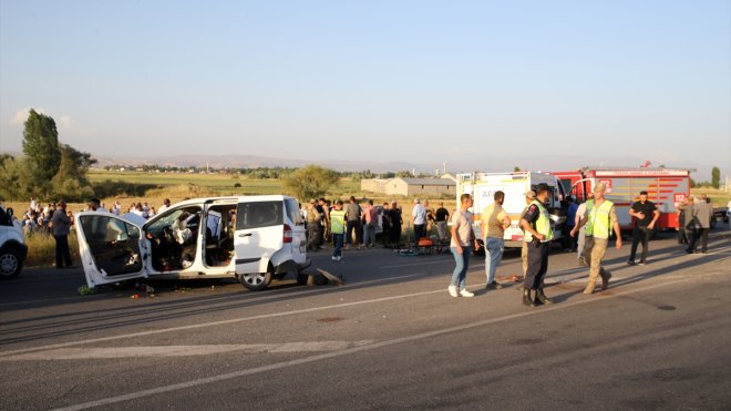 Muş'ta hafif ticari araç ile otomobil çarpıştı, 1 kişi öldü, 1 kişi yaralandı