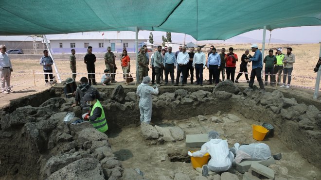 Muş Valisi Çakır, Malazgirt Savaşı'nın yapıldığı alanın tespitine yönelik kazıları inceledi: