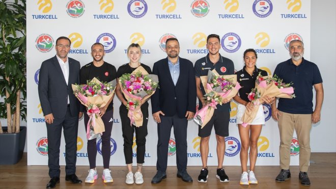 Olimpiyatlarda yarışacak sporcular Turkcell Plaza'da moral depoladı