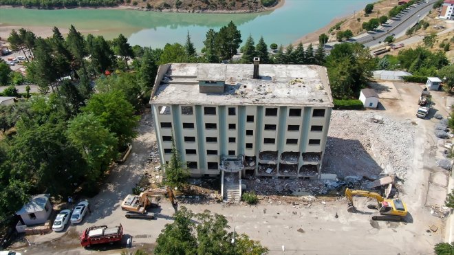 Tunceli'de depreme dayanıksız binaların yıkımı sürüyor