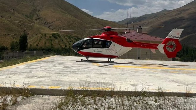 Van'da ambulans helikopter yüksekten düşen bebek için havalandı