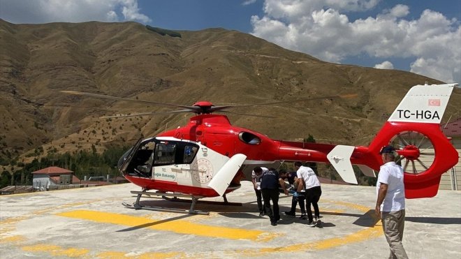 Van'da ambulans helikopter yüksekten düşen çocuk için havalandı