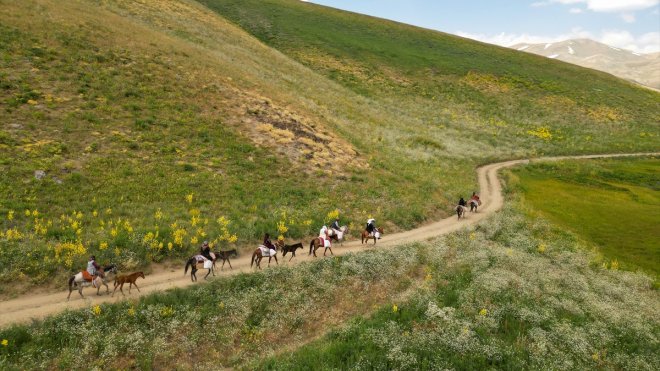 Berivanlar süt sağımı için at sırtında kilometrelerce yol katediyor