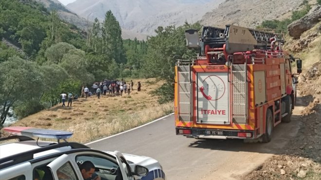 Van'da dereye düşen çocuğunu kurtaran baba boğuldu