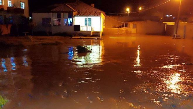 Van'da şiddetli sağanak taşkına neden oldu