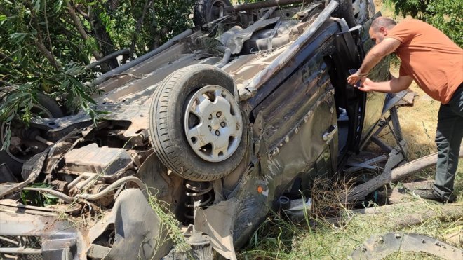 Van'da takla atan araçtaki 3 kişi yaralandı