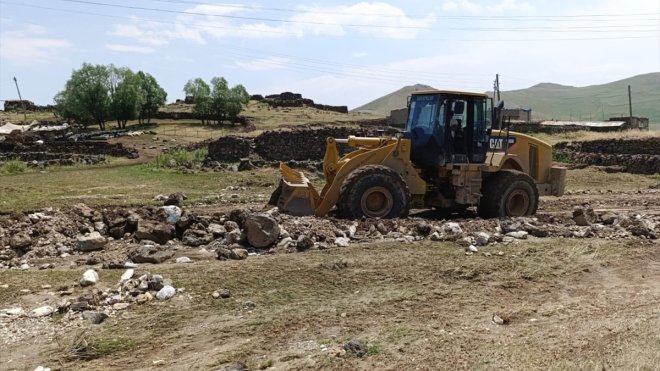 Van'da taşkınların zarar verdiği mahallelerde çalışmalar sürüyor