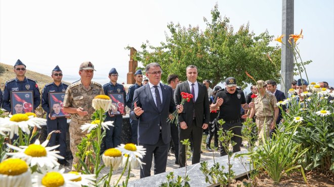 Van'daki uçak kazasında şehit olan 7 emniyet mensubu dualarla anıldı