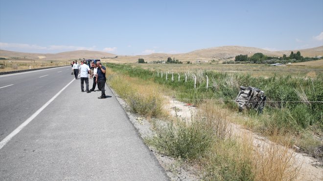 Van'da devrilen hafif ticari araçtaki 2 kişi yaralandı