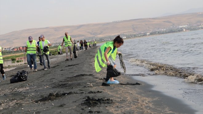 Van Gölü sahilinde biriken çöpler temizlendi