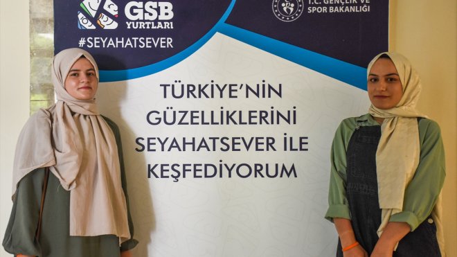 'Seyahatsever' gençler Van'ın güzelliklerinin ve serin havanın tadını çıkarıyor