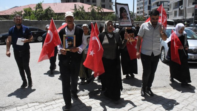 Vanlı aileler DEM Parti İl Başkanlığı önündeki eylemlerini sürdürüyor